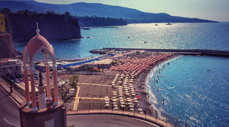Ampie spiagge con stabilimenti attrezzati, ristoranti e baretti Meta