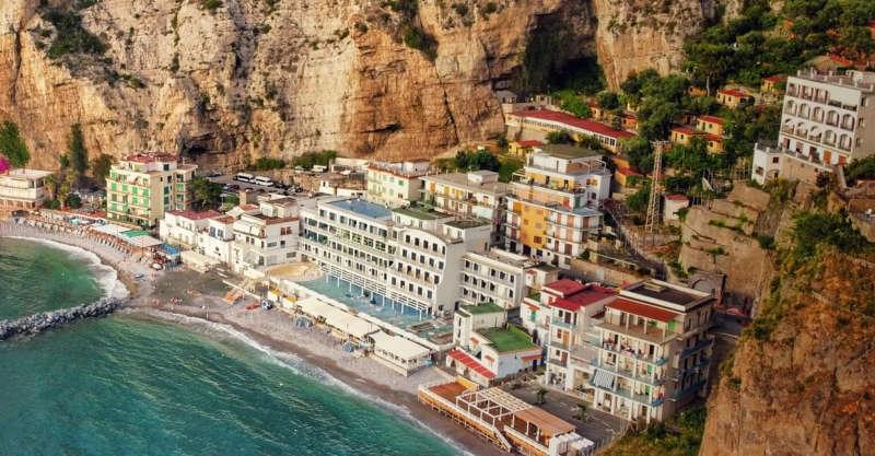 Una variegata offerta di strutture ricettive Meta spiaggia di Alimuri e strutture ricettive adiacenti